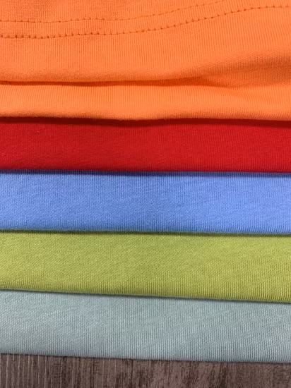 カスタムスクリーンプリントを施したソリッドカラーの半袖フィットTシャツ、100%オーガニックコットン製の高品質メンズTシャツです。