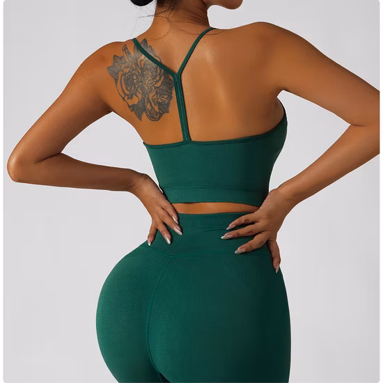 女性ソリッドカラー OEM ODM コンプレッションブラジャースポーツスーツコンプレッションブラジャーシームレスヨガセット